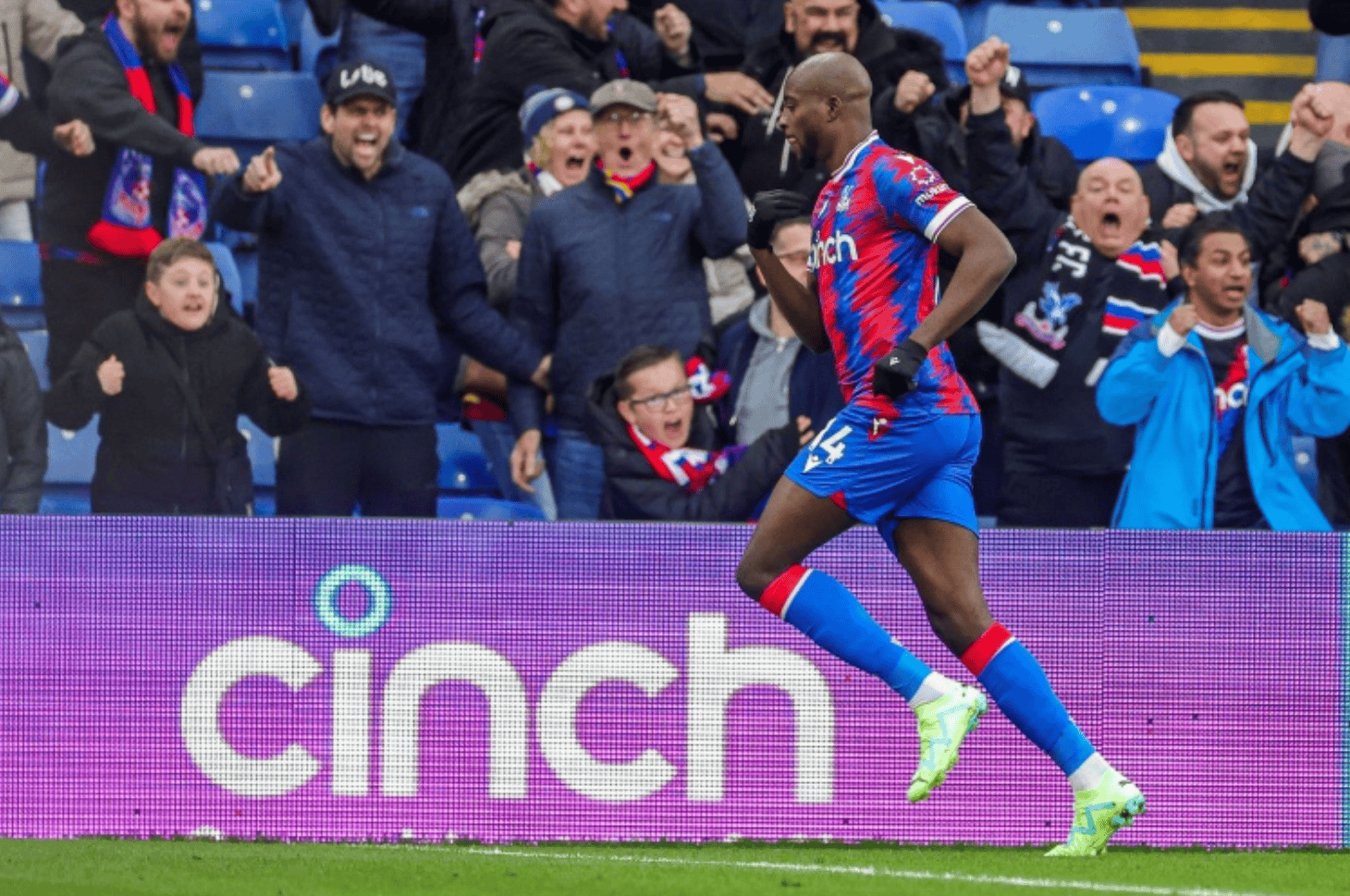 曼城客场力克对手，继续追赶领先者