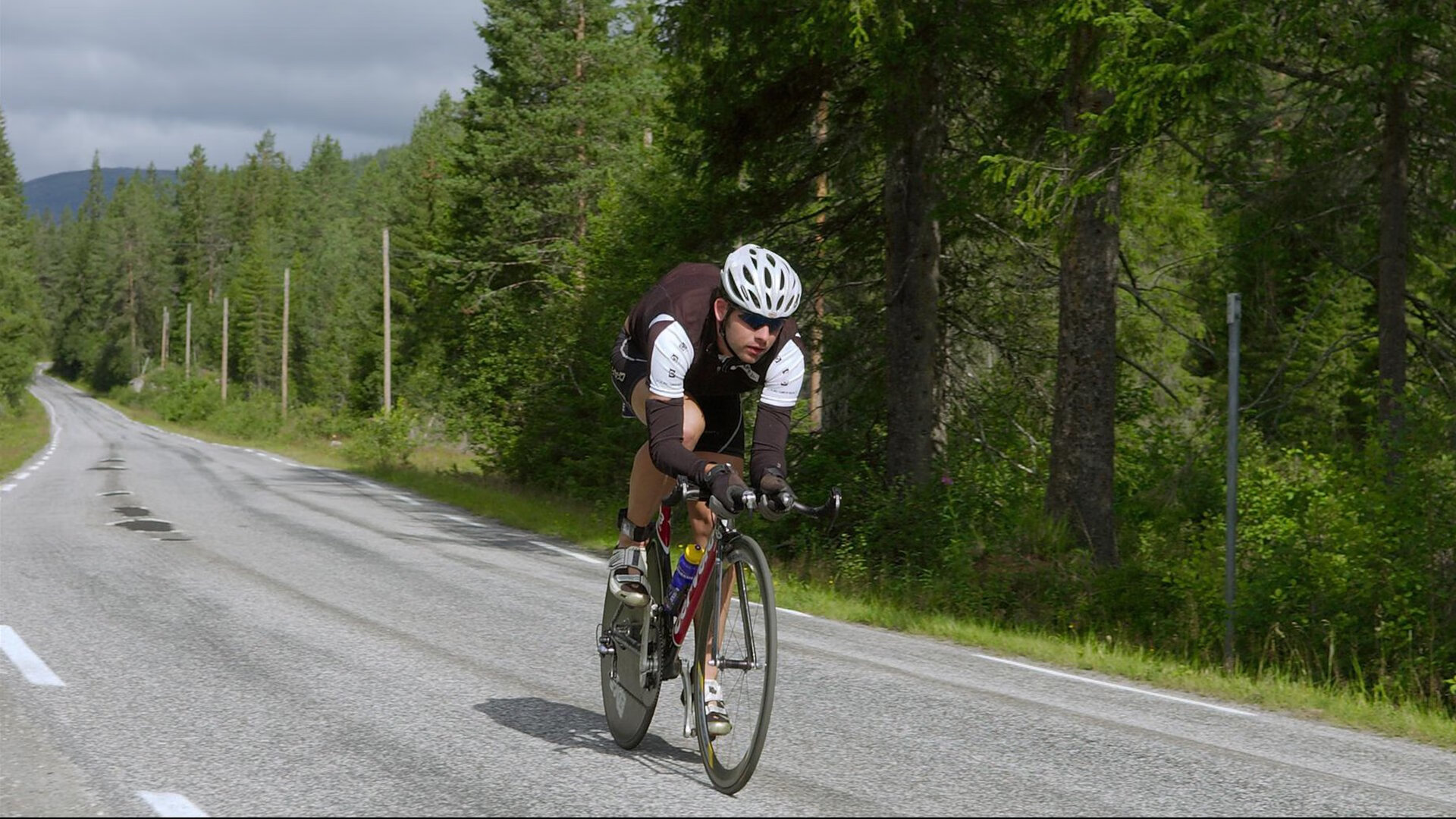 爱游戏体育官网-街道夜战，乔治的独舞，当进攻成为艺术，防守沦为背景