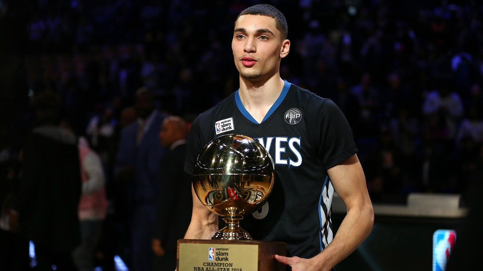 德甲争冠战之夜,米切尔主宰比赛走向